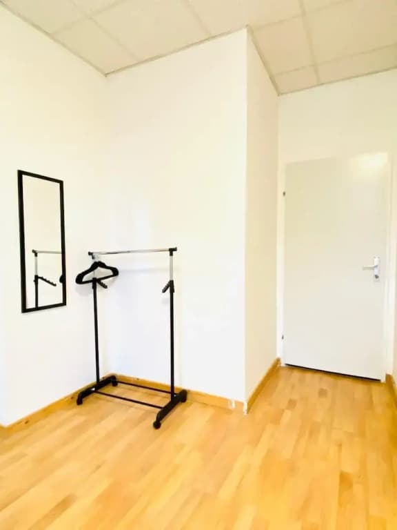 Stylish Shared 3-Bedroom Stay Near City - photo 44