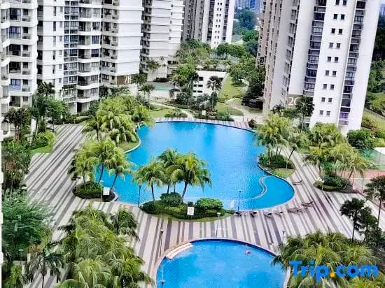 Deluxe 3 Bed 3 Bath Apartment - photo 1