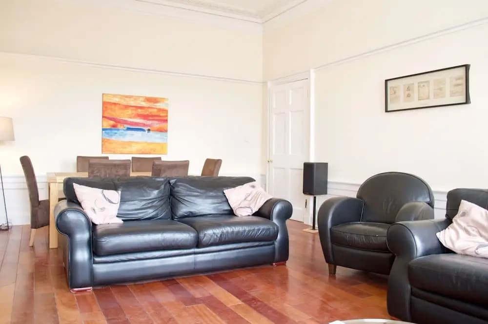 3 Bedroom Central Flat With Castle Views - photo 4