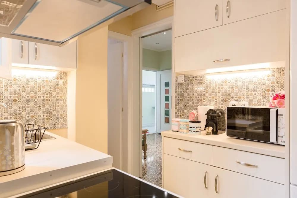 Grandma's Chic & Bright Athenian Home with a Patio - photo 20