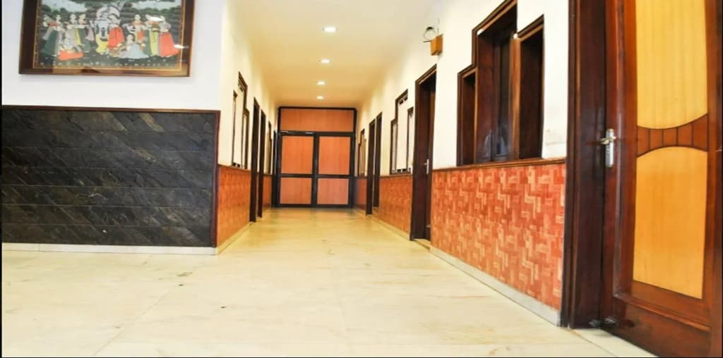 Hotel Yuvraj Deluxe - photo 9