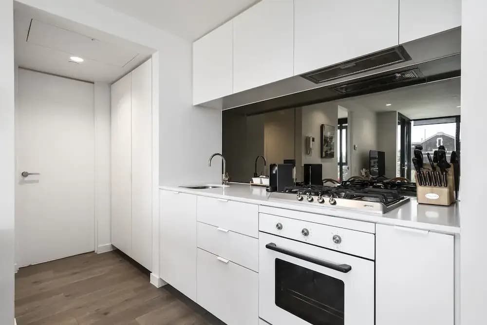 Bright South Yarra Flat With Balcony - photo 11