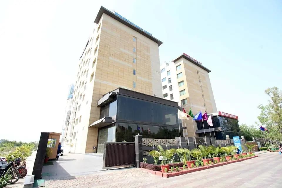 The Golden Palms Hotel - photo 3