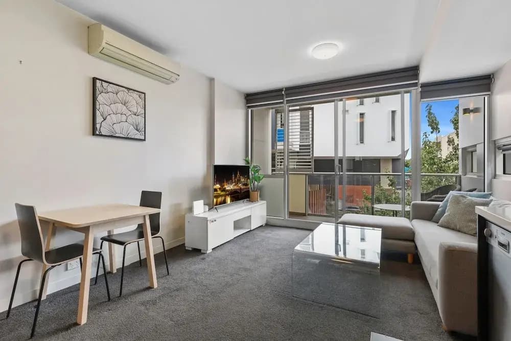 Fitzroy North 1-bed With Balcony by Edinburgh Park - photo 4