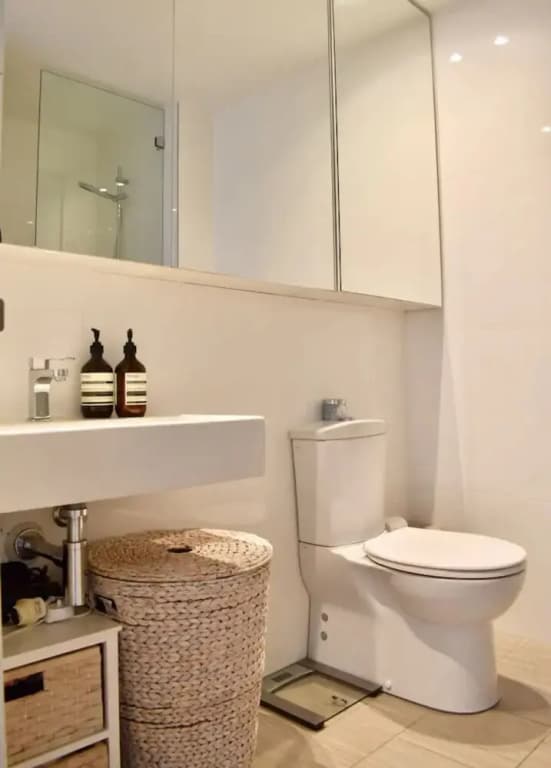 Bright and Open 2 Bedroom Bondi Flat - photo 9