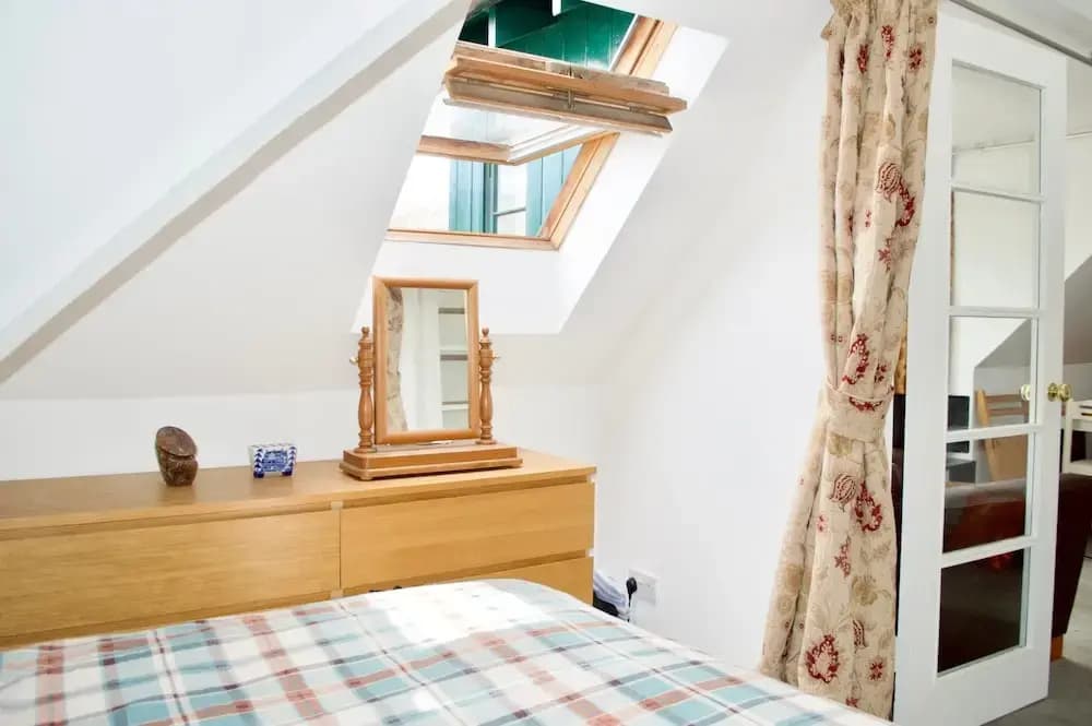Central 2 Bedroom Flat With Great Views - photo 2