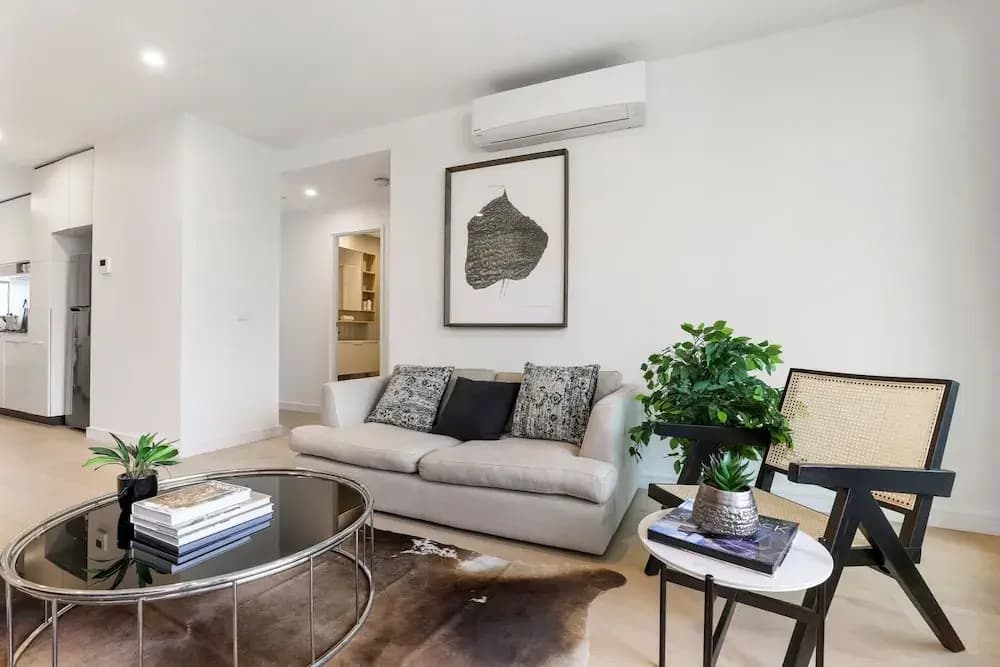 Modern 2-bed Ivanhoe Unit With Parking - photo 8