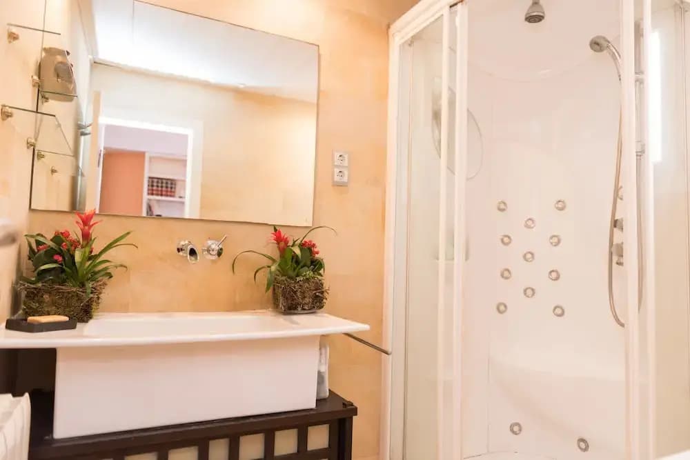 Go Barcelona Guest House - photo 10