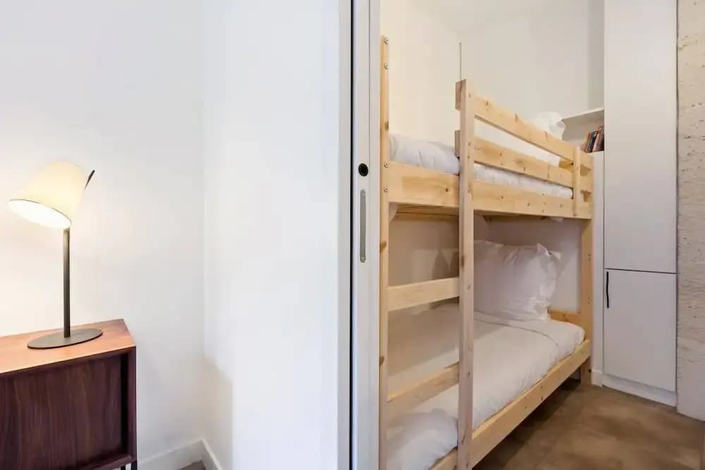 Contemporary & Comfortable 2 Bedroom Apartment in Paris - photo 6