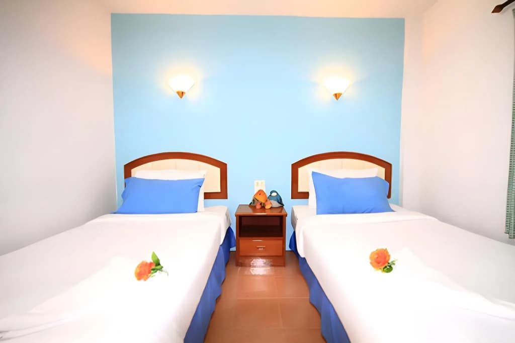 J Holiday Inn - photo 14