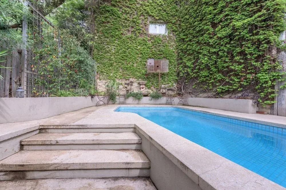 Exquisite 4 Bedroom House with Pool - photo 14