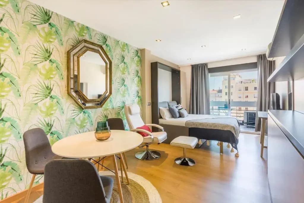 Cozy studio overlooking Pedro Zerolo Square - photo 4