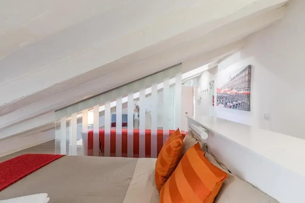 Apartamento atico en Puerta del Sol - photo 3