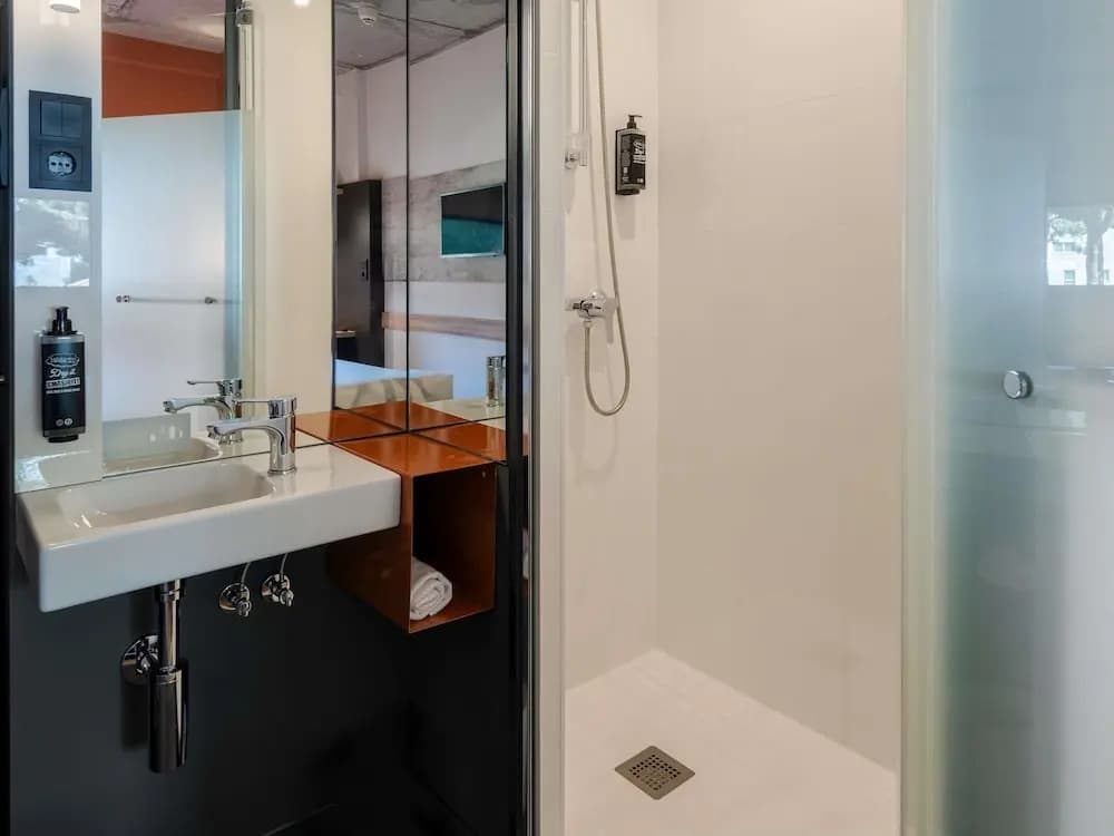 Ibis Budget Madrid Aeropuerto - photo 40
