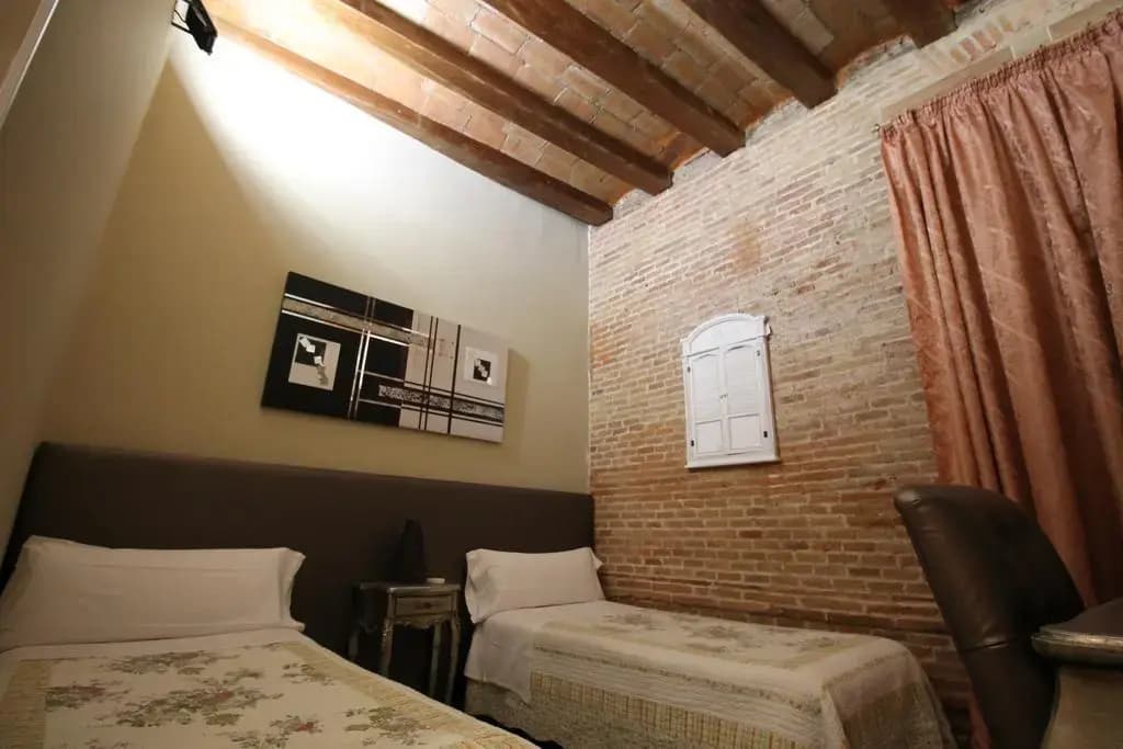 Hostal Orleans - photo 36