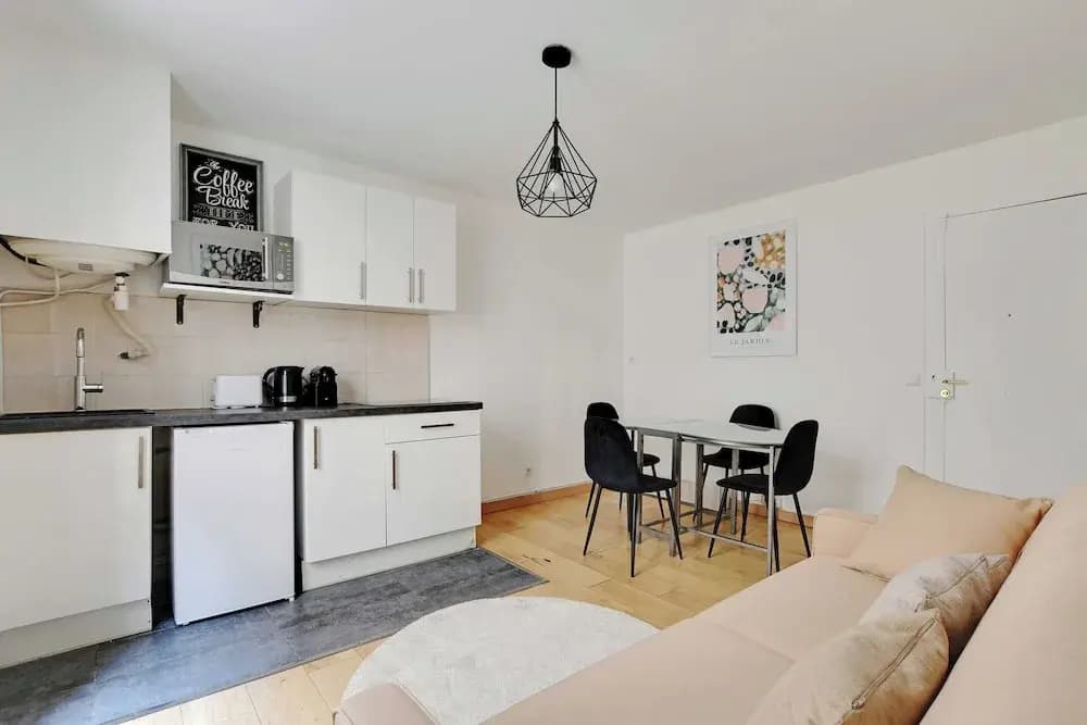 Urban Chic Apartment in Central Paris - photo 8