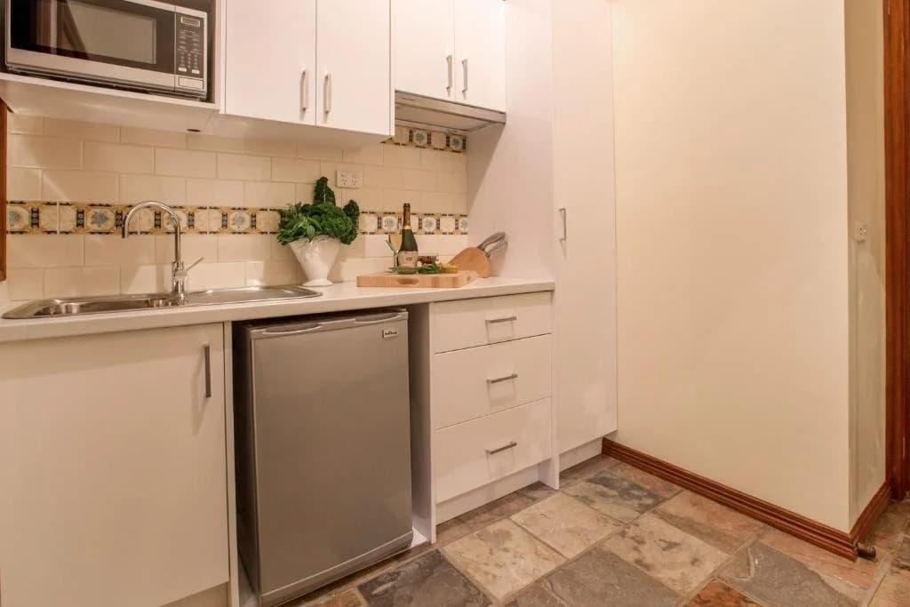 Mornington Cherry Blossom Bedsit - photo 10