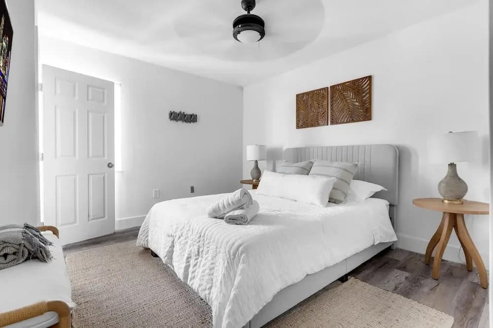 Stylish & Modern 4BD Home - photo 37