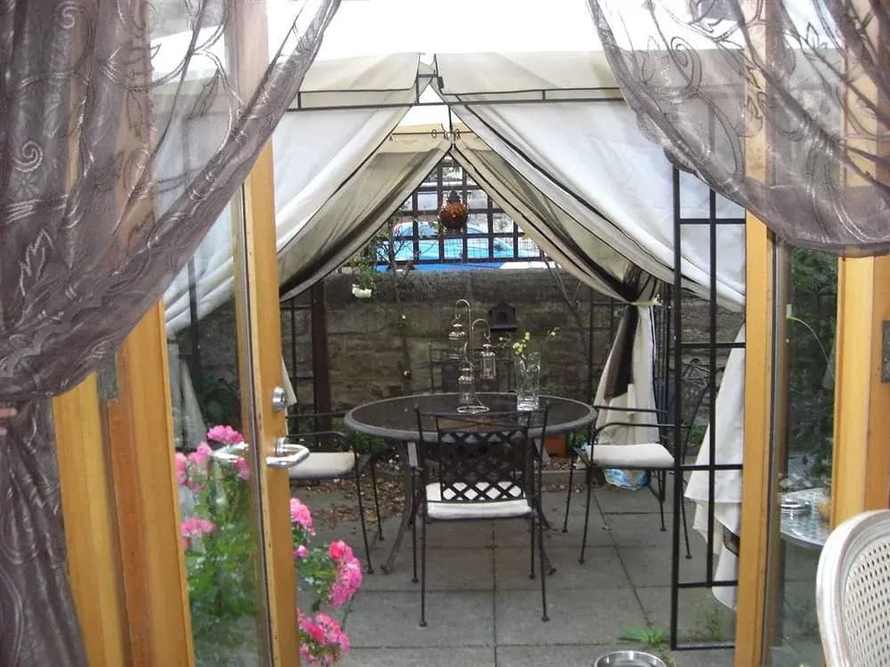 The Robert Burns Hotel - photo 1