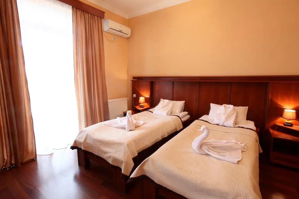 Aristocrat Hotel - photo 6