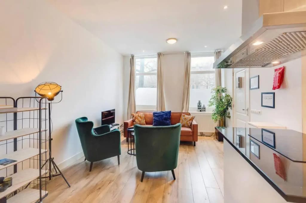 Luxurious Canalview APT with Patio CITY CENTRE - photo 5