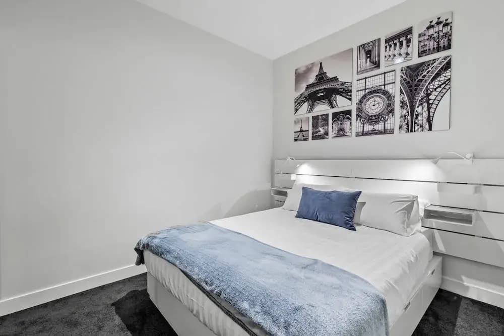 Stylish and Spacious 2-bed Apartment Melbourne - photo 3