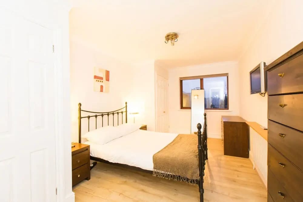 Three Bedroom Limehouse - photo 2