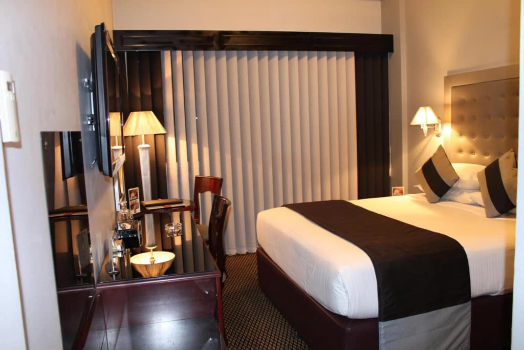 Broadway Hotel - photo 2