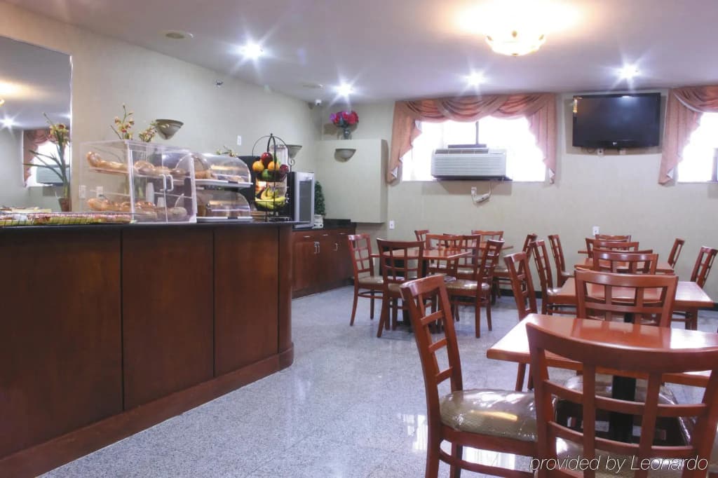 La Quinta Inn by Wyndham Queens (New York City) - photo 17