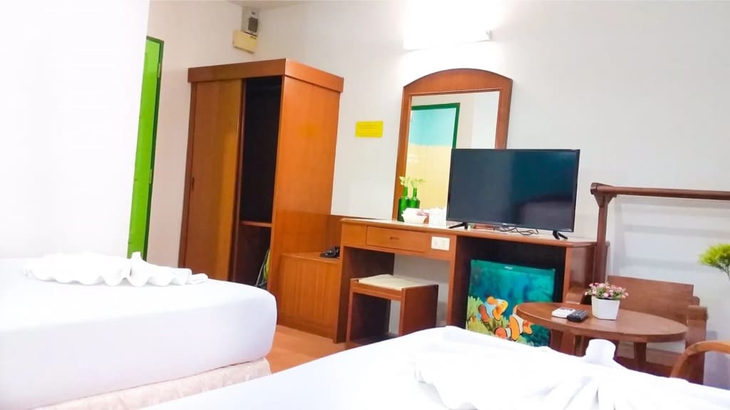 J Holiday Inn - photo 5