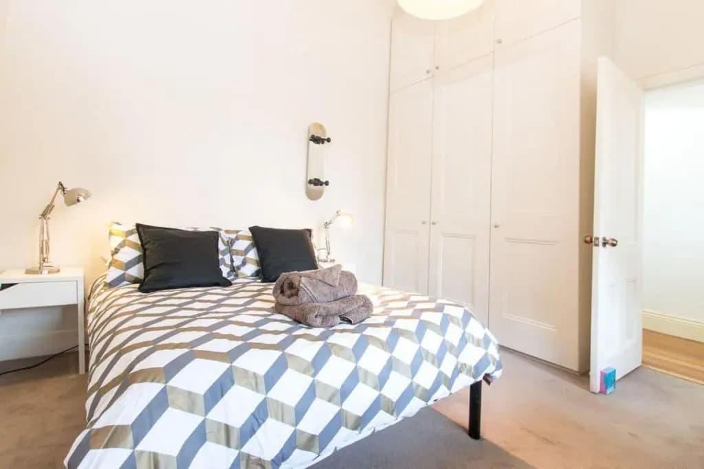 Hunter · Close to Smith St Courtyard + Parking - photo 5
