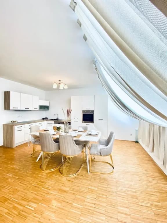 Comfy 3BR Apt With Living Room Balcony - photo 17