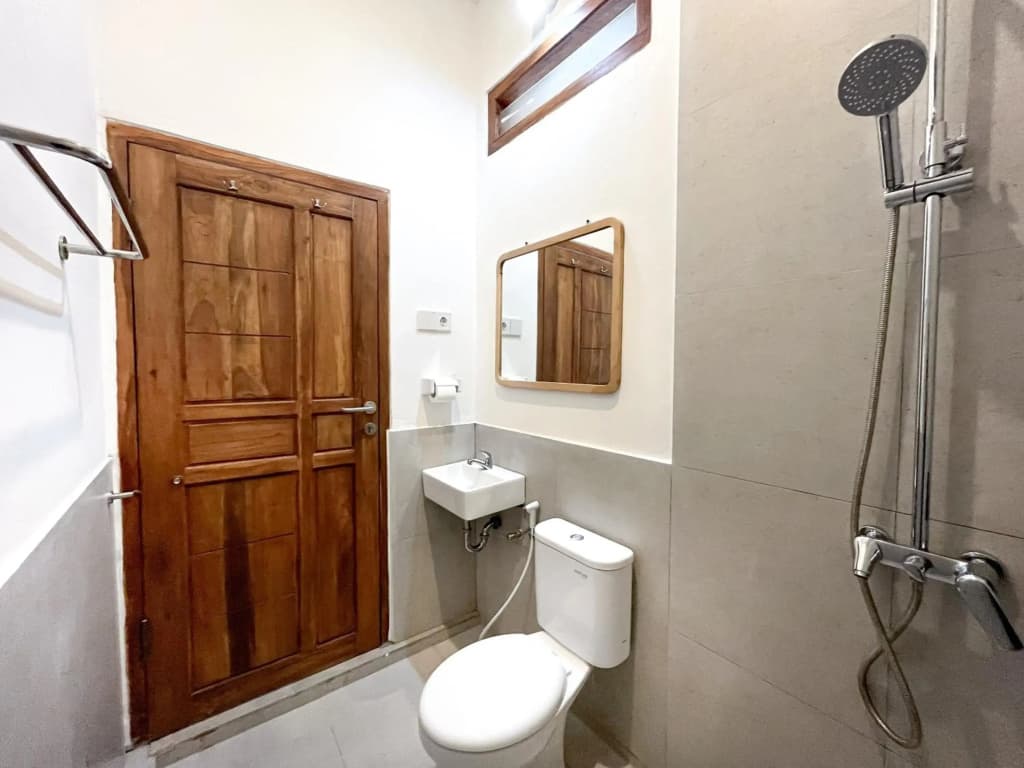 Adi surya guest house - photo 8