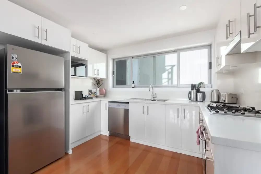Bright 2-bed Apartment With Balcony & Garage - photo 9