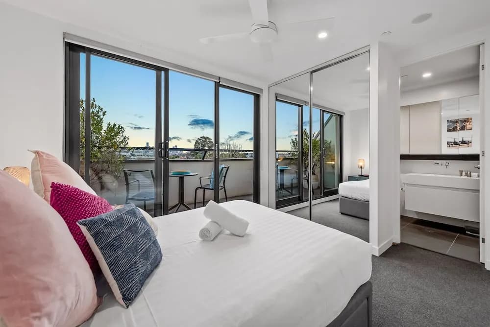StayCentral - East Brunswick Penthouse with Study - photo 2
