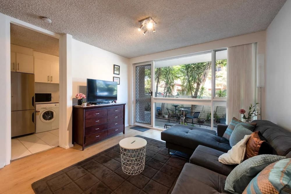 Beautiful 2-bed Unit in St Kilda West w/ Parking - photo 4