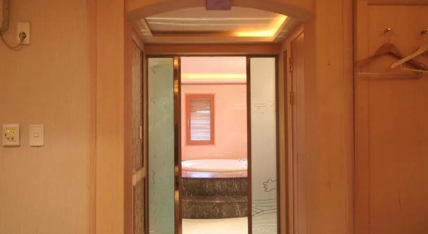 Utopia Hotel - photo 8