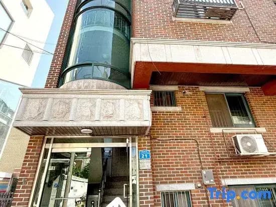 Hongik University Station 8min/Bedroom 3/Bed 4/Parking Available [Vanilla House] - photo 1