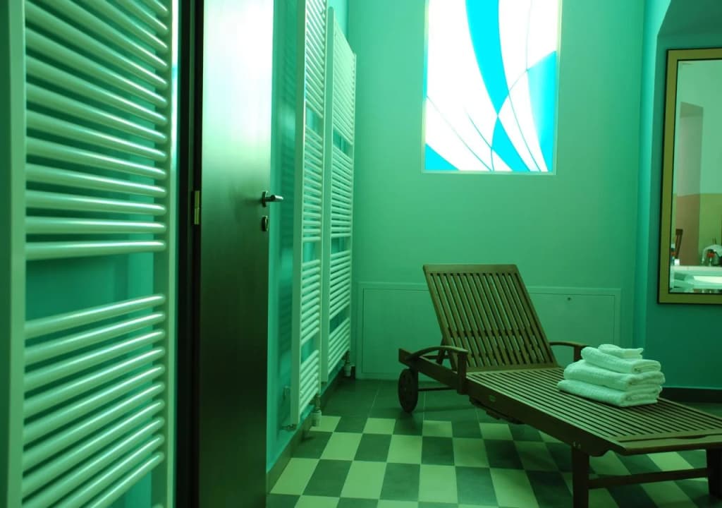 EA Hotel Downtown - photo 15