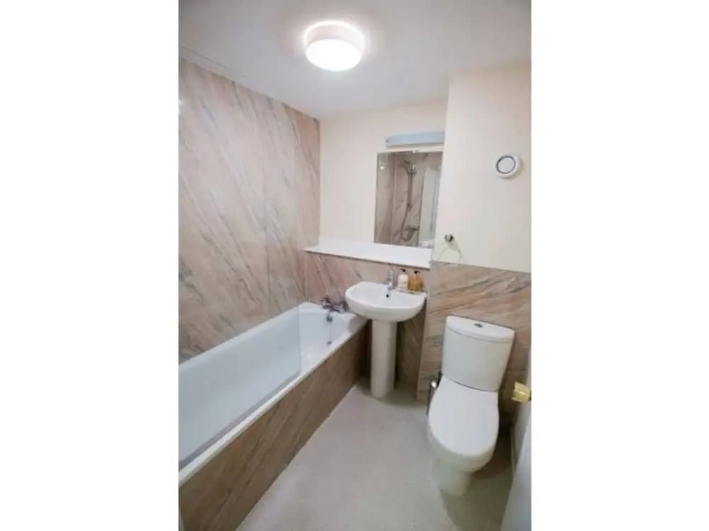 Central Open Plan Flat Sleeps 4 - photo 6