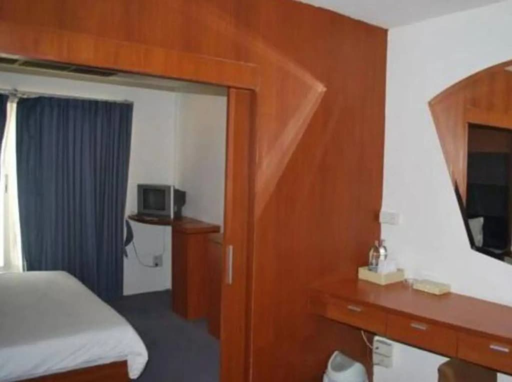 Suriwongse Hotel - photo 5