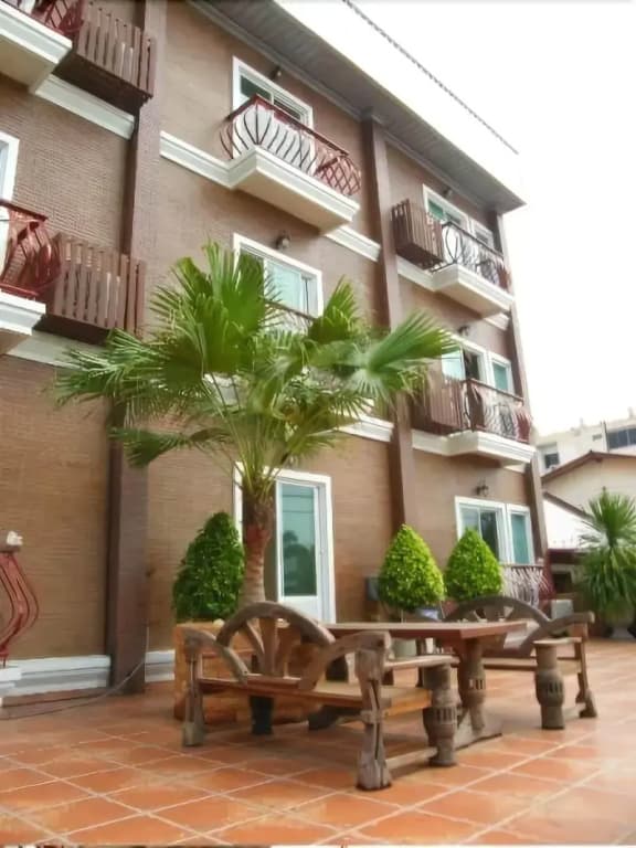 Red Balcony Hotel - photo 1