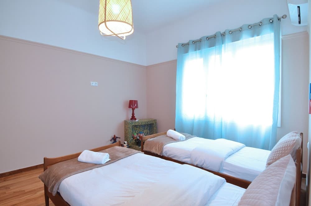 A modern and neoclassical apartment - photo 1