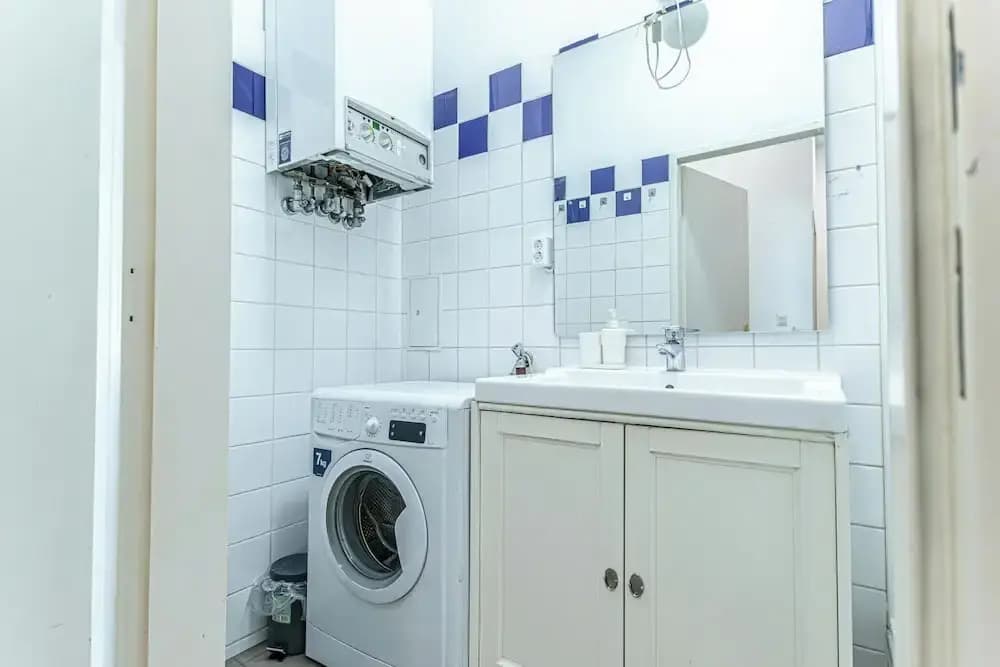 Elegant Spacious 2BR City Center Stay - photo 9