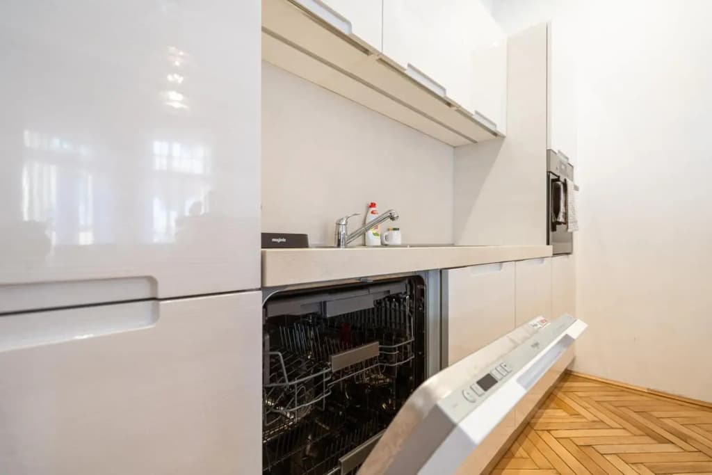 DON'T LOOK any further - Gary's superb apartment - photo 14