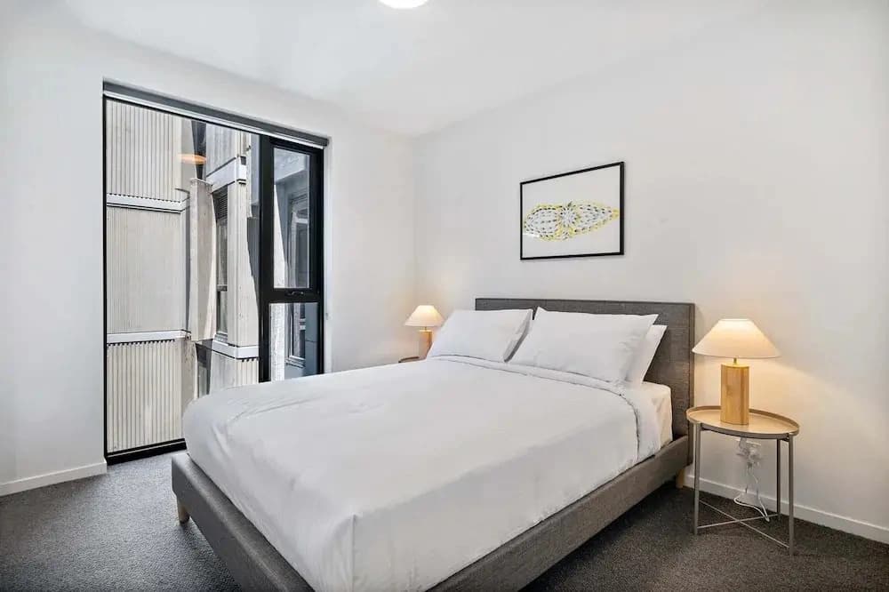 Well-lit 2-bed Apartment With Balcony - photo 1