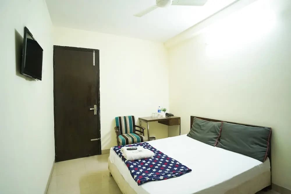 Roomshala 014 Hotel EM - photo 12