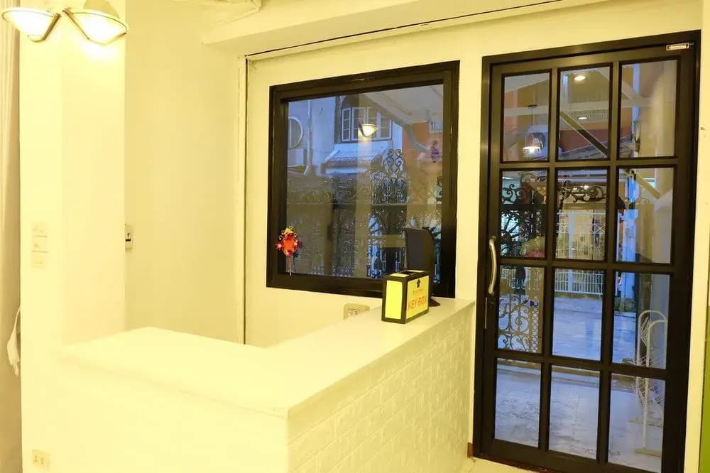 Manii Hostel Asoke - photo 11