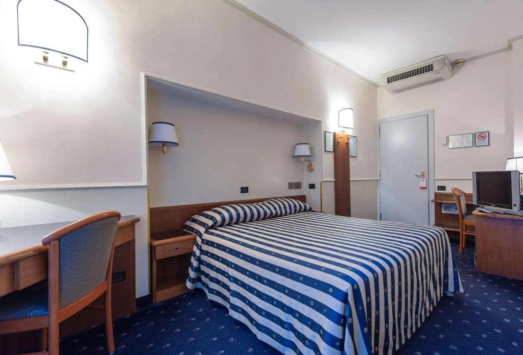 Hotel Flora - photo 21