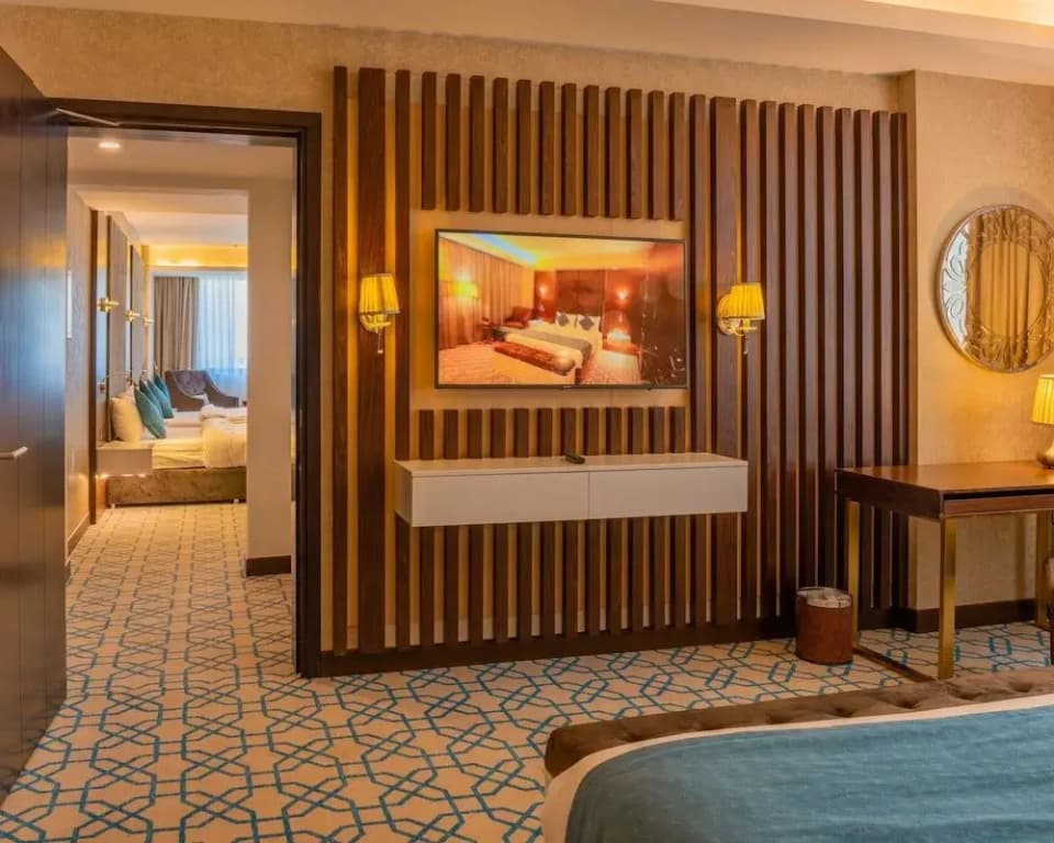 Royal Crown Hotel - photo 13